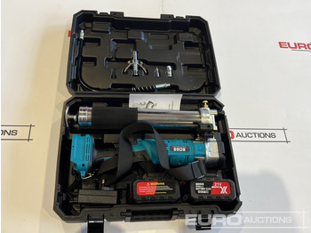 Будівельне обладнання Boss 21 Volt Lithium Battery Cordless Grease Gun, 2 Batteries, Charger, Case, Shoulder Strap, Extension Pieces and Fittings: фото 2