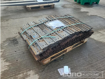 Гусениці в категорії Будівельна техніка Selection of Various Sized Track Pads to suit Excavator: фото 1