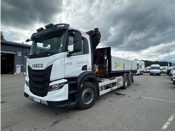 Вантажівка з маніпулятором IVECO S-WAY