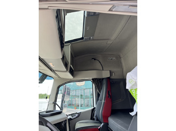 Interior photo 1: Вантажівка шасі camion Volvo 540 en chasis con retarder