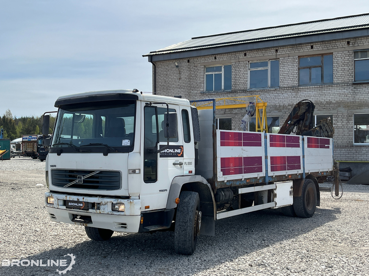 2000 Volvo FL220 4x2 + Hiab 102-4 - Бортова вантажівка/ Платформа, Вантажівка з маніпулятором: фото 2 2000 Volvo FL220 4x2 + Hiab 102-4 - Бортова вантажівка/ Платформа, Вантажівка з маніпулятором: фото 2