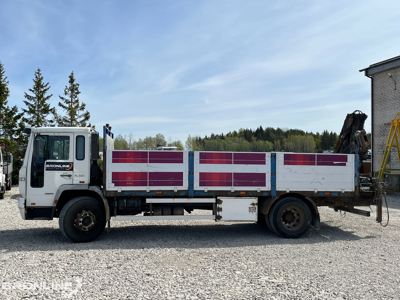 2000 Volvo FL220 4x2 + Hiab 102-4 - Бортова вантажівка/ Платформа, Вантажівка з маніпулятором: фото 3 2000 Volvo FL220 4x2 + Hiab 102-4 - Бортова вантажівка/ Платформа, Вантажівка з маніпулятором: фото 3