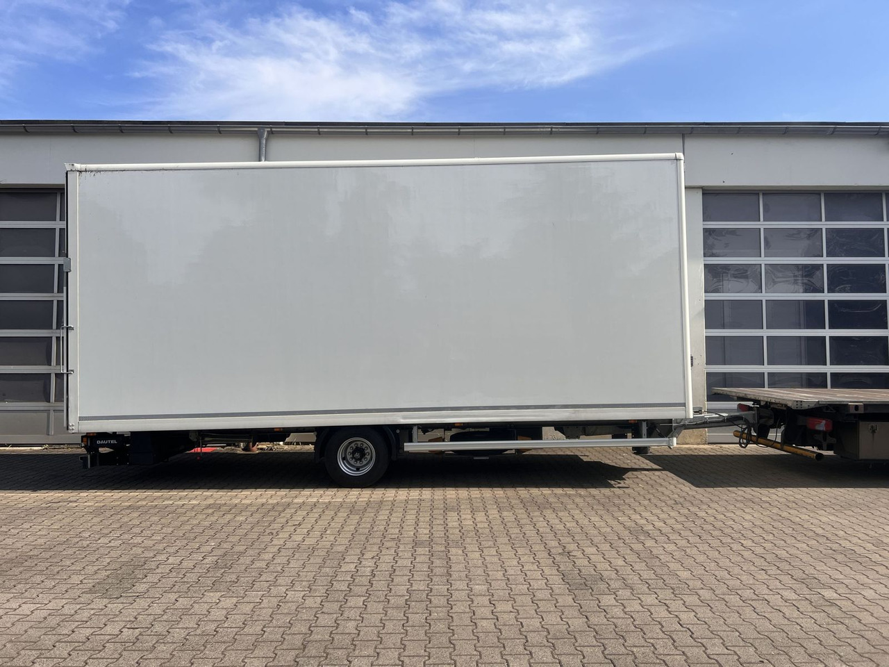 Ackermann 1 Achs Kofferanhänger mit Ladebordwand 10,5 t G - Закритий кузов причіп: фото 4 Ackermann 1 Achs Kofferanhänger mit Ladebordwand 10,5 t G - Закритий кузов причіп: фото 4