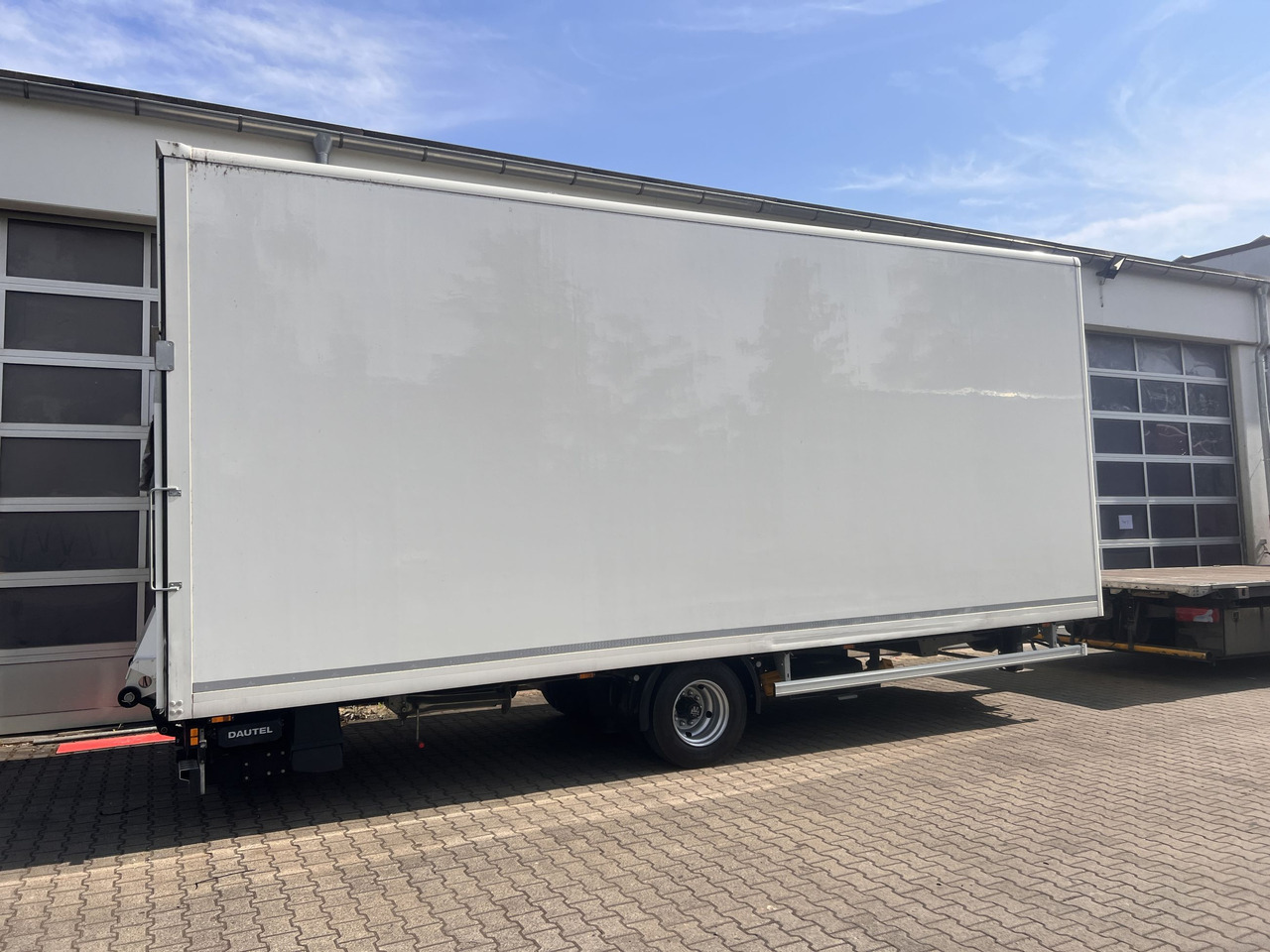 Ackermann Z-KA-F10.5/7,5 1 Achs Kofferanhänger mit Ladebordwand 10,5 t GG - Закритий кузов причіп: фото 5 Ackermann Z-KA-F10.5/7,5 1 Achs Kofferanhänger mit Ladebordwand 10,5 t GG - Закритий кузов причіп: фото 5