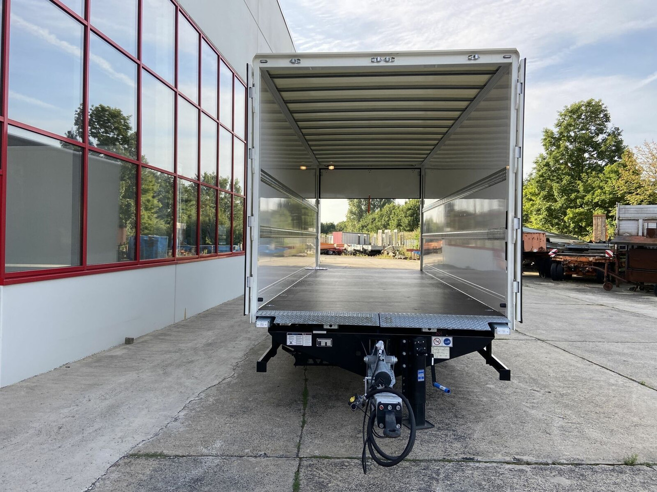 Möslein NEUER Tandem Koffer, Ladebordwand+ Durchladbar - Закритий кузов причіп: фото 2 Möslein NEUER Tandem Koffer, Ladebordwand+ Durchladbar - Закритий кузов причіп: фото 2