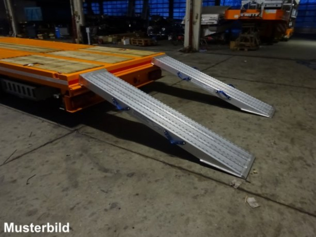 Möslein ST 3 Plato 8,7 3 Achs Satteltieflader Plato 45 t GGfür Fertigteile, Baumaschinen - Низькорамна платформа напівпричіп: фото 2 Möslein ST 3 Plato 8,7 3 Achs Satteltieflader Plato 45 t GGfür Fertigteile, Baumaschinen - Низькорамна платформа напівпричіп: фото 2