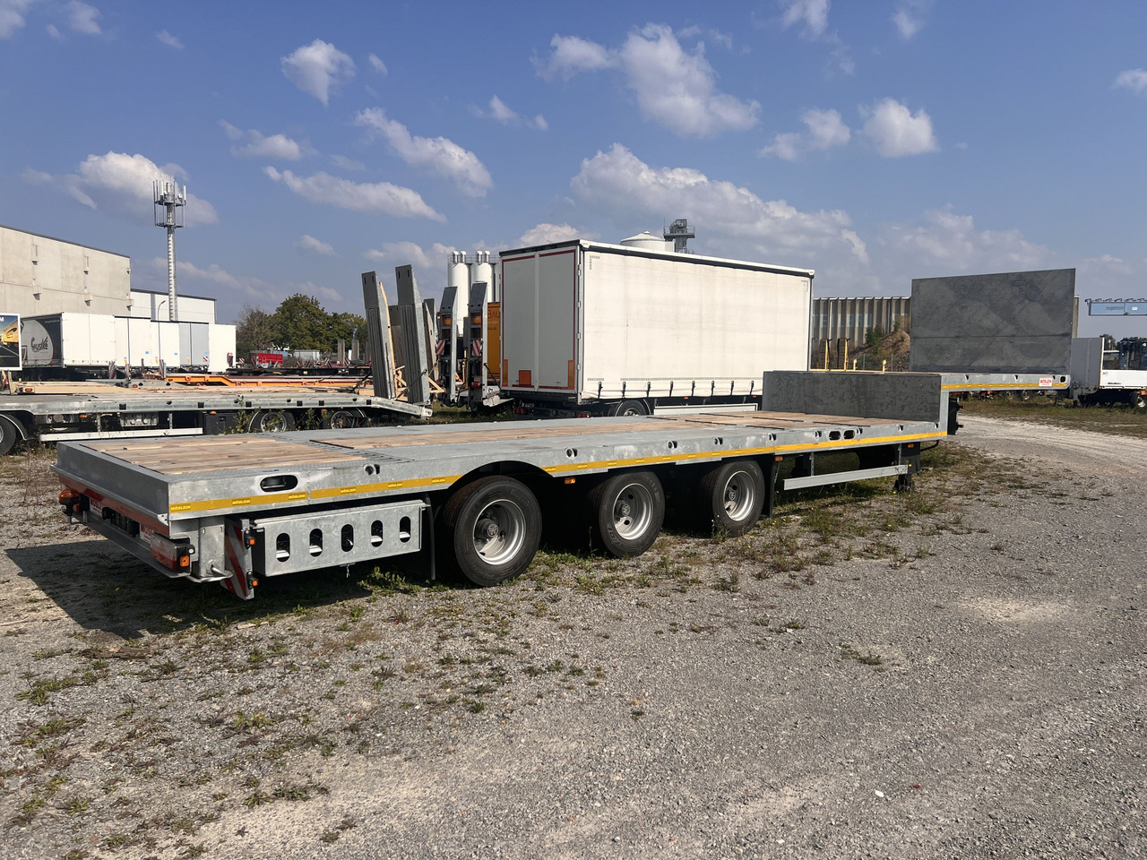 Möslein ST 3 Plato 8,7 3 Achs Satteltieflader Plato 45 t GGfür Fertigteile, Baumaschinen - Низькорамна платформа напівпричіп: фото 3 Möslein ST 3 Plato 8,7 3 Achs Satteltieflader Plato 45 t GGfür Fertigteile, Baumaschinen - Низькорамна платформа напівпричіп: фото 3
