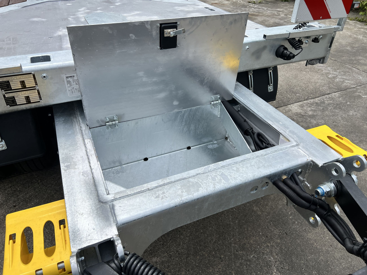 Möslein T 3-9,20 F 3 Achs Tieflader mit gerader Ladefläche 9 m, Neufahrzeug - Низькорамна платформа причіп: фото 3 Möslein T 3-9,20 F 3 Achs Tieflader mit gerader Ladefläche 9 m, Neufahrzeug - Низькорамна платформа причіп: фото 3