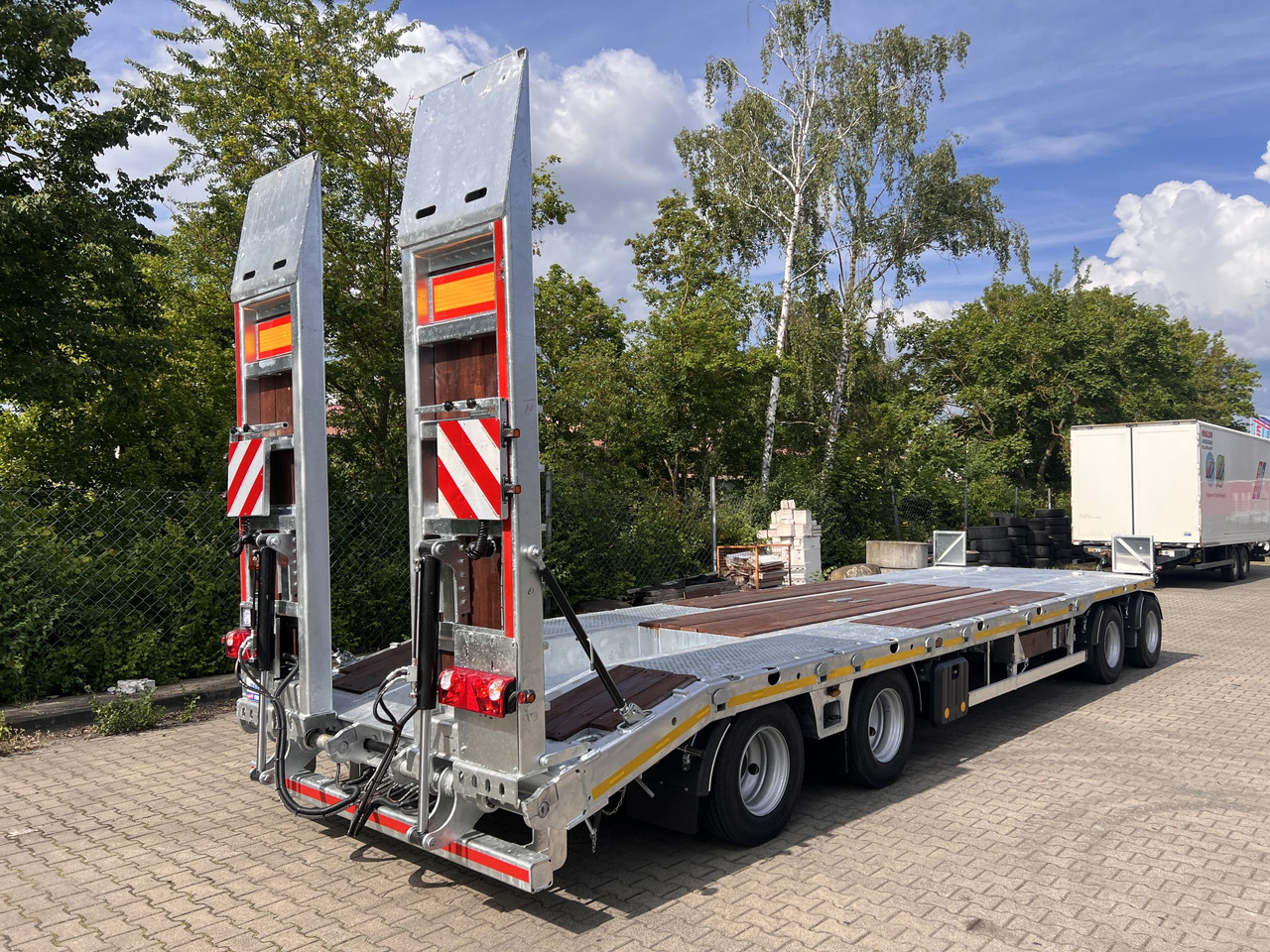 Möslein T4 VB H1 gerade neuer 4 Achs Tieflader gerade hydraulischen Rampen - Низькорамна платформа причіп: фото 5 Möslein T4 VB H1 gerade neuer 4 Achs Tieflader gerade hydraulischen Rampen - Низькорамна платформа причіп: фото 5