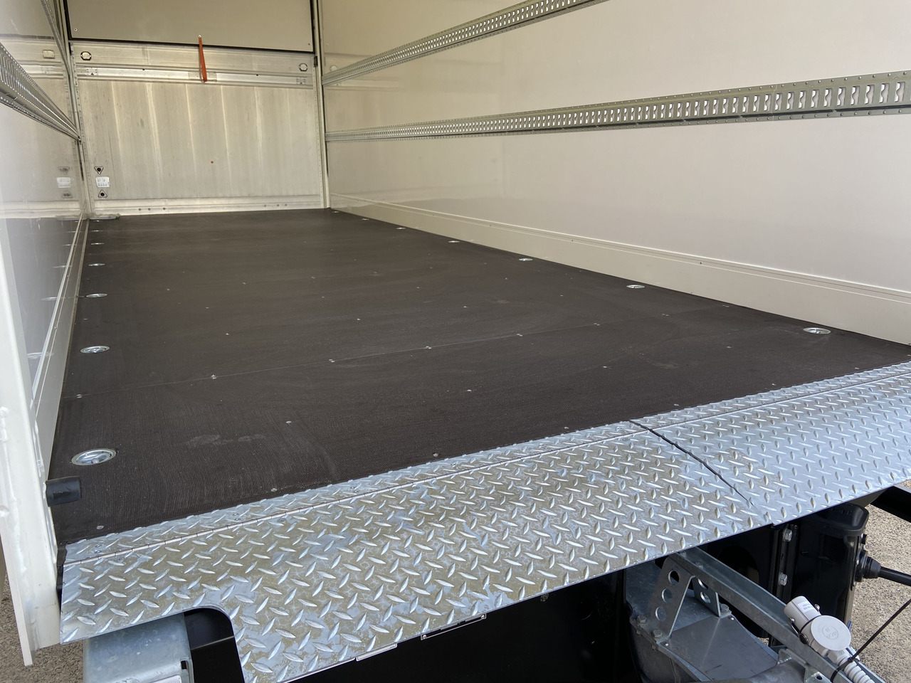 Новий Закритий кузов причіп Möslein TKO105 D-L 7 m Tandem Koffer, Ladebordwand 1,5 t + DurchladbarNeufahrzeug --: фото 6 Новий Закритий кузов причіп Möslein TKO105 D-L 7 m Tandem Koffer, Ladebordwand 1,5 t + DurchladbarNeufahrzeug --: фото 6