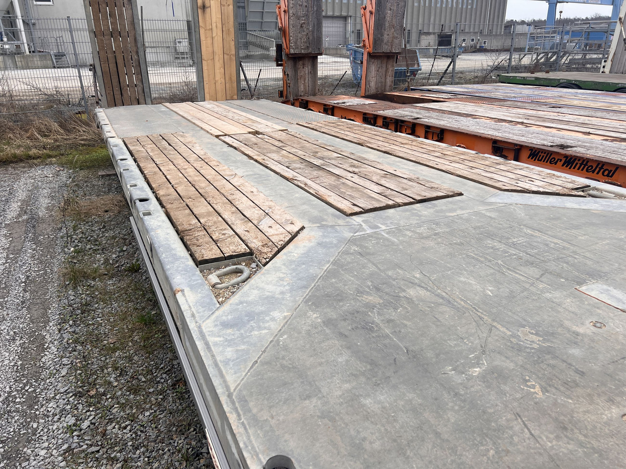 Möslein TO 3 F Schwebheim 3 Achs Tiefladeranhänger 9 m Ladefläche - Низькорамна платформа причіп: фото 2 Möslein TO 3 F Schwebheim 3 Achs Tiefladeranhänger 9 m Ladefläche - Низькорамна платформа причіп: фото 2