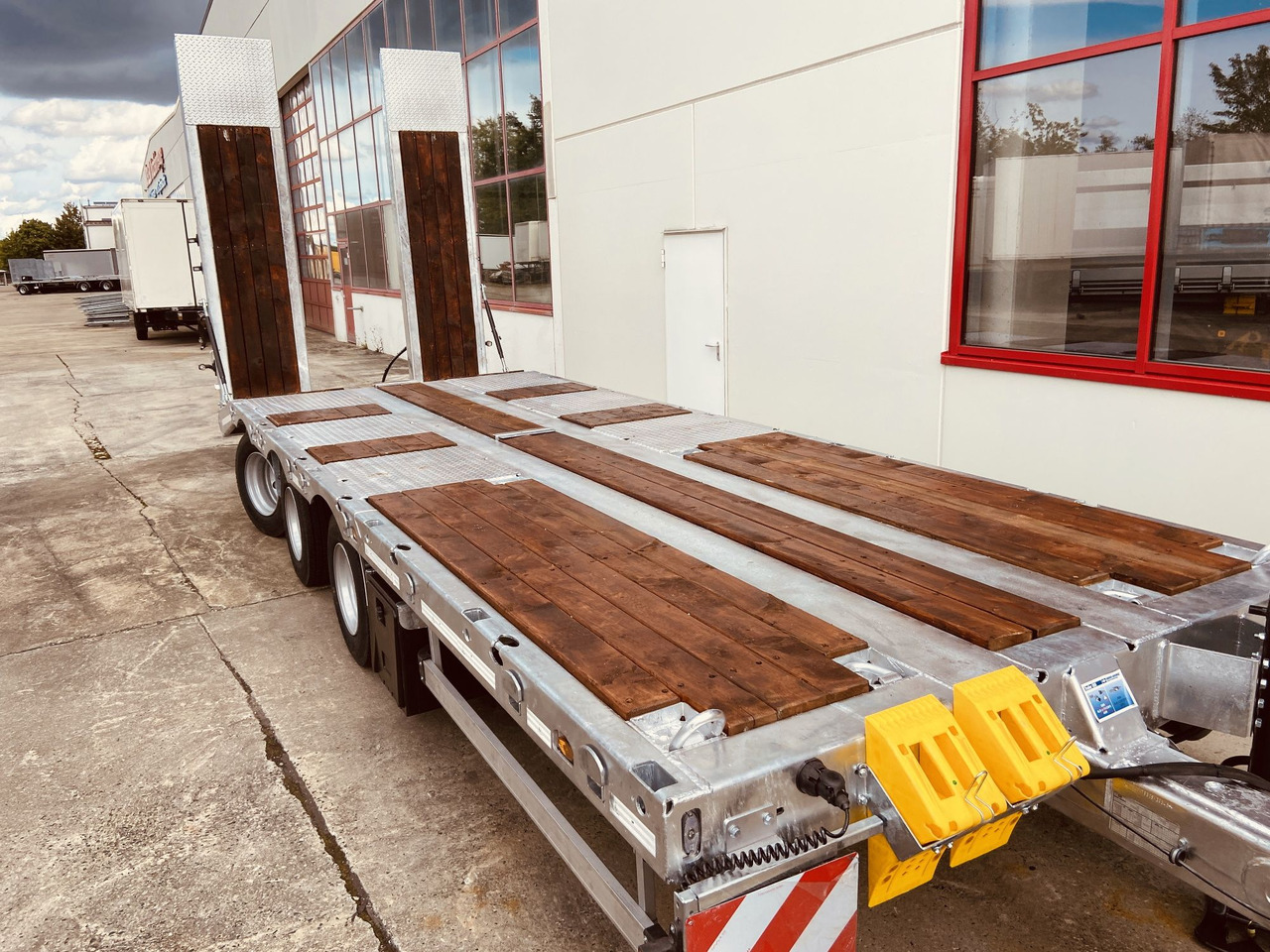 Möslein TT 31 31 t GG Tridem- Tieflader 3 Achs, gelenktNeufahrzeug - Низькорамна платформа причіп: фото 3 Möslein TT 31 31 t GG Tridem- Tieflader 3 Achs, gelenktNeufahrzeug - Низькорамна платформа причіп: фото 3