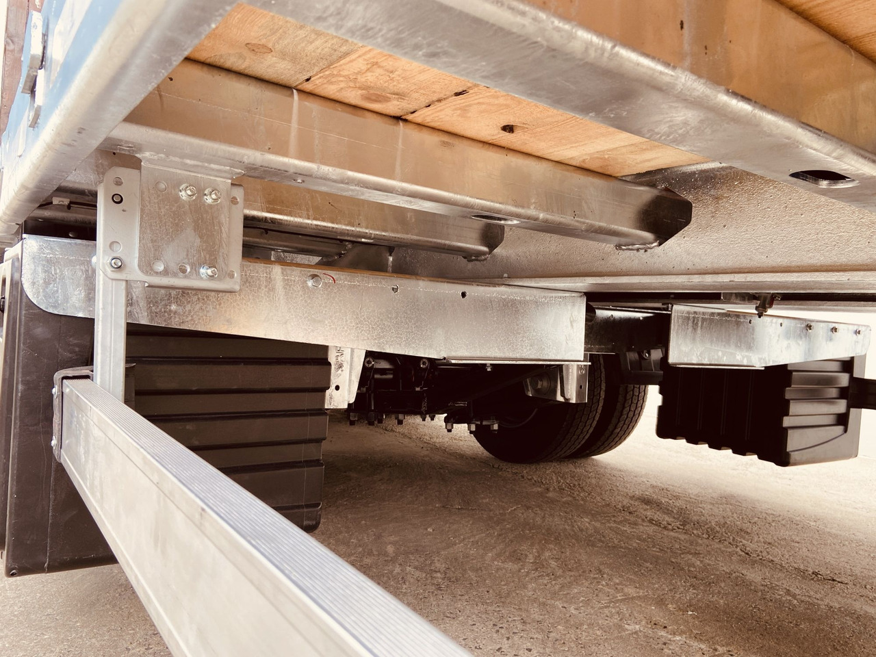 Möslein TT 34 Zugrohr Gerade 34 t GG Tridem- Tieflader 3 Achs, gelenktNeufahrzeug - Низькорамна платформа причіп: фото 3 Möslein TT 34 Zugrohr Gerade 34 t GG Tridem- Tieflader 3 Achs, gelenktNeufahrzeug - Низькорамна платформа причіп: фото 3