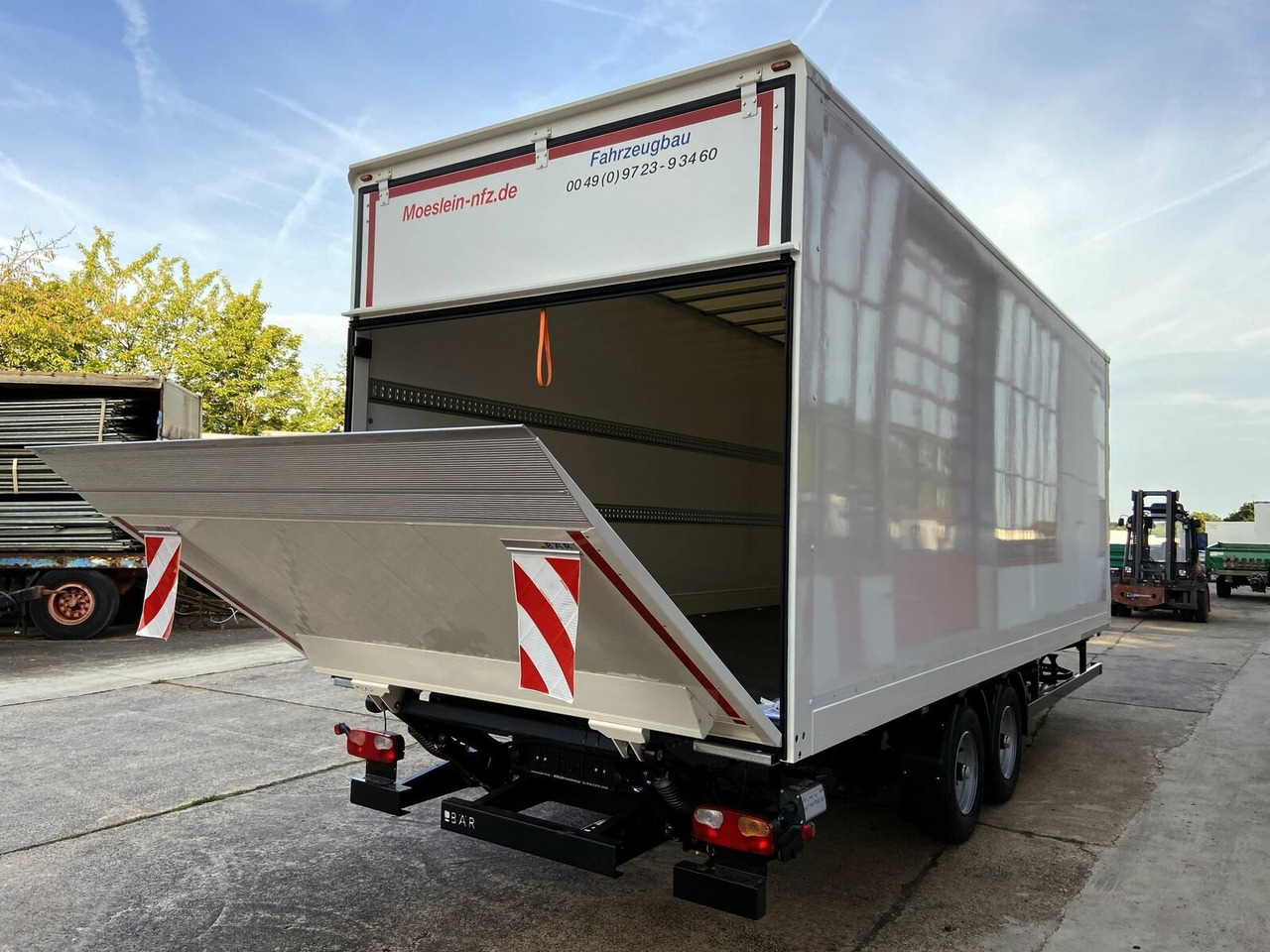 Möslein Tandem Koffer, Ladebordwand 1,5 t + Durchladbar - Закритий кузов причіп: фото 2 Möslein Tandem Koffer, Ladebordwand 1,5 t + Durchladbar - Закритий кузов причіп: фото 2