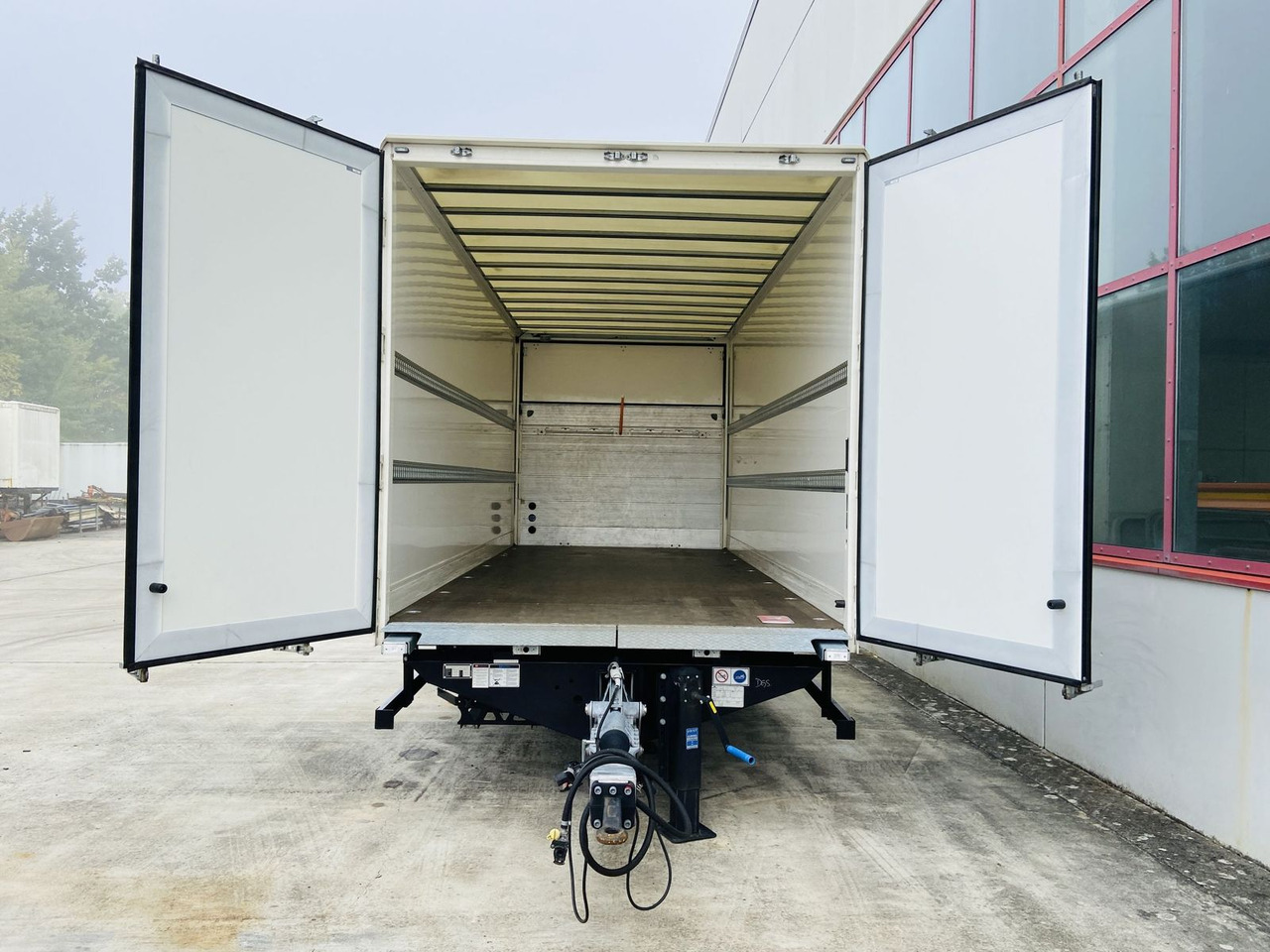 Möslein Tandem Koffer, Ladebordwand 1,5 t + Durchladbar - Закритий кузов причіп: фото 5 Möslein Tandem Koffer, Ladebordwand 1,5 t + Durchladbar - Закритий кузов причіп: фото 5