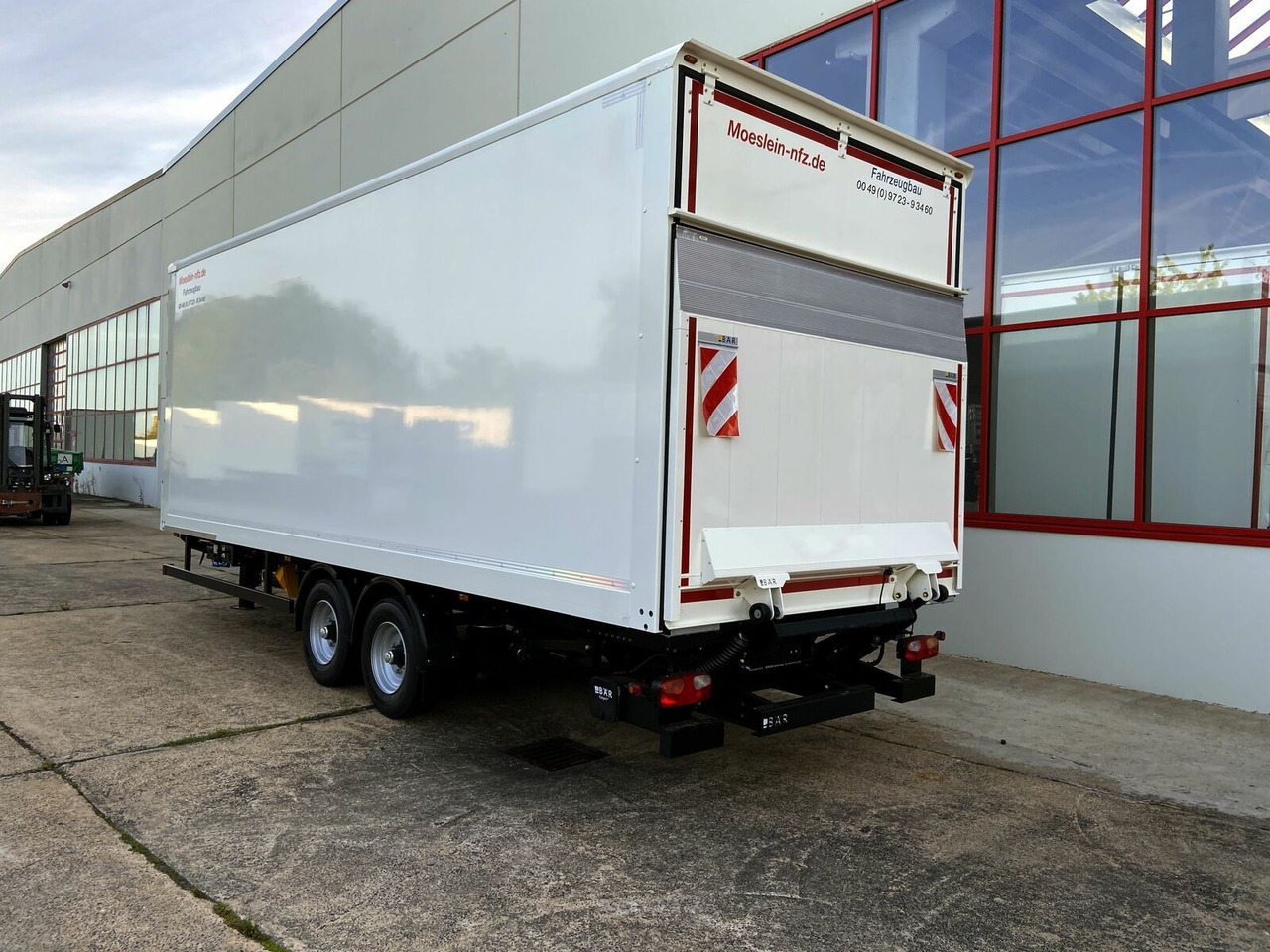 Möslein Tandem Koffer, Ladebordwand 1,5 t + Durchladbar - Закритий кузов причіп: фото 5 Möslein Tandem Koffer, Ladebordwand 1,5 t + Durchladbar - Закритий кузов причіп: фото 5