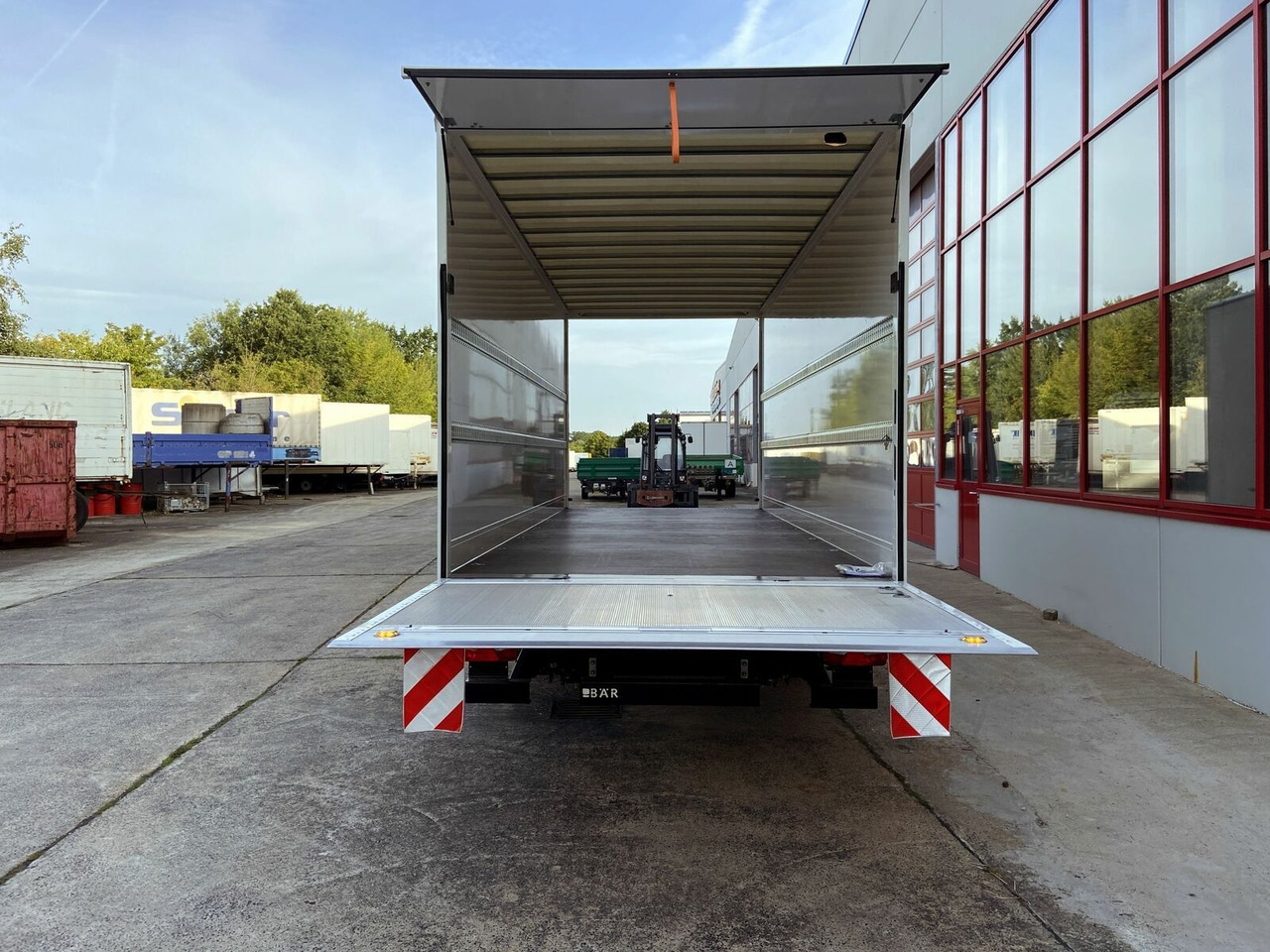 Möslein Tandem Koffer, Ladebordwand 1,5 t + Durchladbar - Закритий кузов причіп: фото 4 Möslein Tandem Koffer, Ladebordwand 1,5 t + Durchladbar - Закритий кузов причіп: фото 4