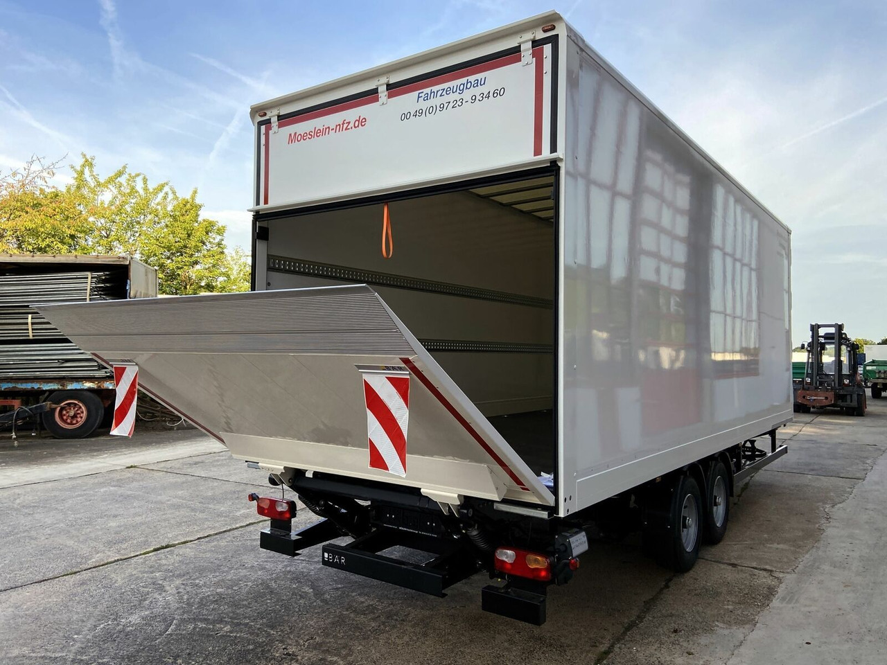 Möslein Tandem Koffer, Ladebordwand 1,5 t + Durchladbar - Закритий кузов причіп: фото 2 Möslein Tandem Koffer, Ladebordwand 1,5 t + Durchladbar - Закритий кузов причіп: фото 2