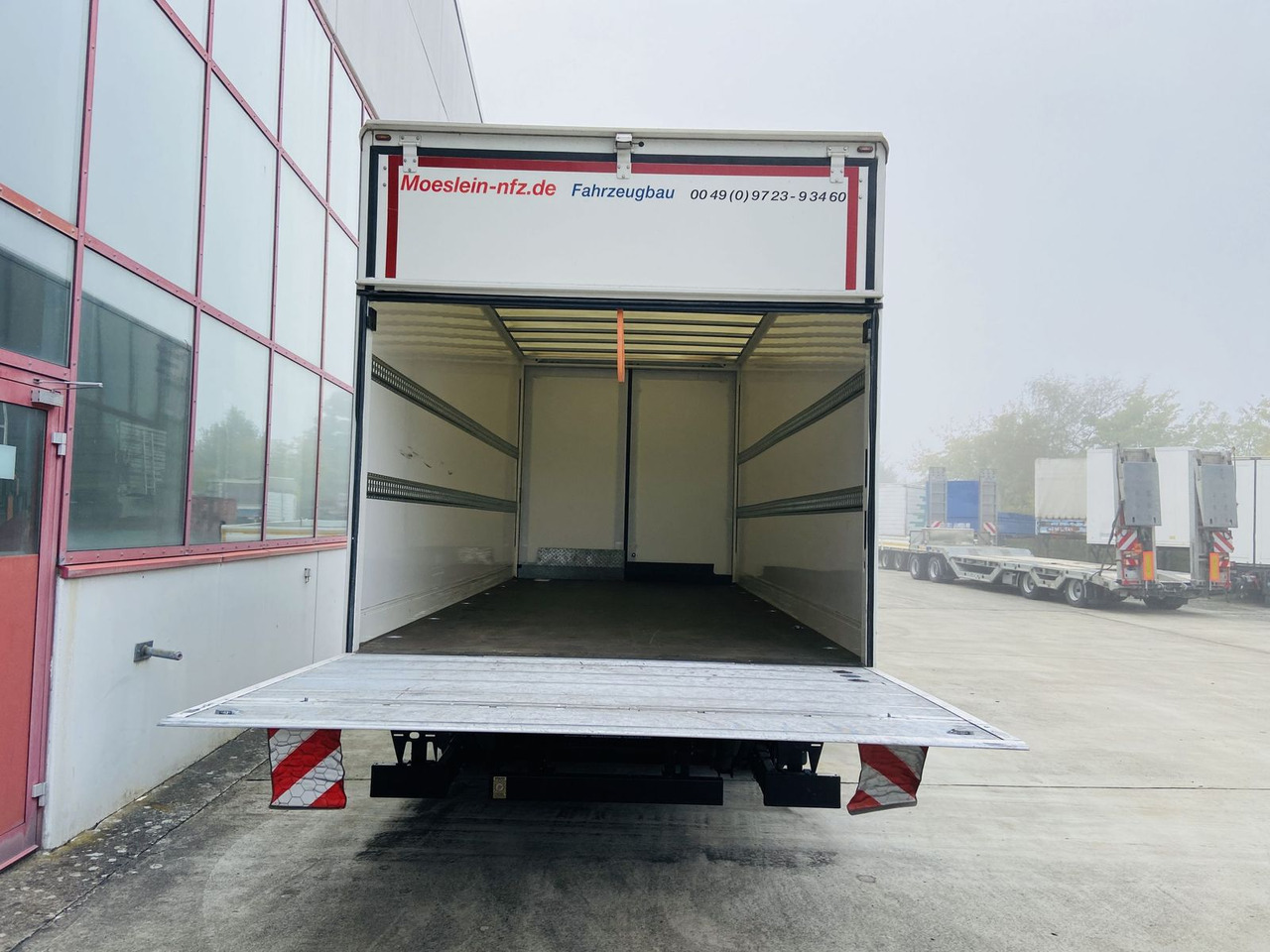 Möslein Tandem Koffer, Ladebordwand 1,5 t + Durchladbar - Закритий кузов причіп: фото 4 Möslein Tandem Koffer, Ladebordwand 1,5 t + Durchladbar - Закритий кузов причіп: фото 4