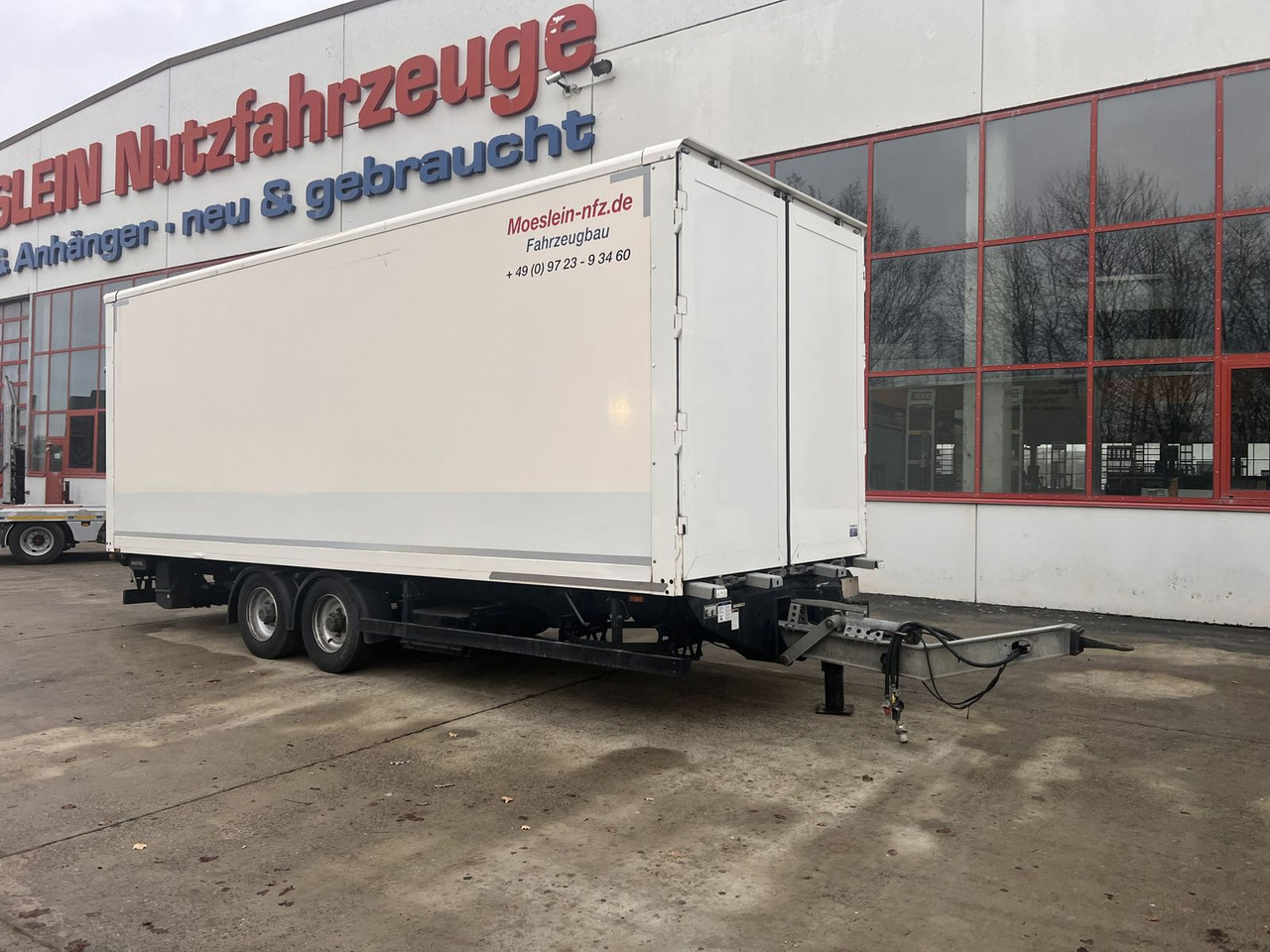 Möslein Tandem Koffer mit Ladebordwand 1,5 t + Durchlad - Закритий кузов причіп: фото 2 Möslein Tandem Koffer mit Ladebordwand 1,5 t + Durchlad - Закритий кузов причіп: фото 2