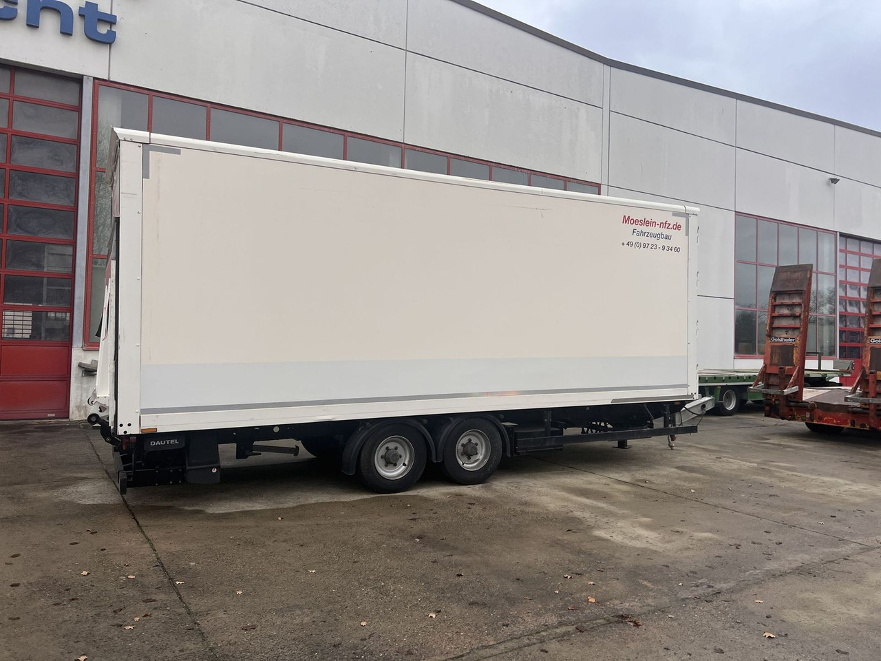Möslein Tandem Koffer mit Ladebordwand 1,5 t + Durchlad - Закритий кузов причіп: фото 3 Möslein Tandem Koffer mit Ladebordwand 1,5 t + Durchlad - Закритий кузов причіп: фото 3