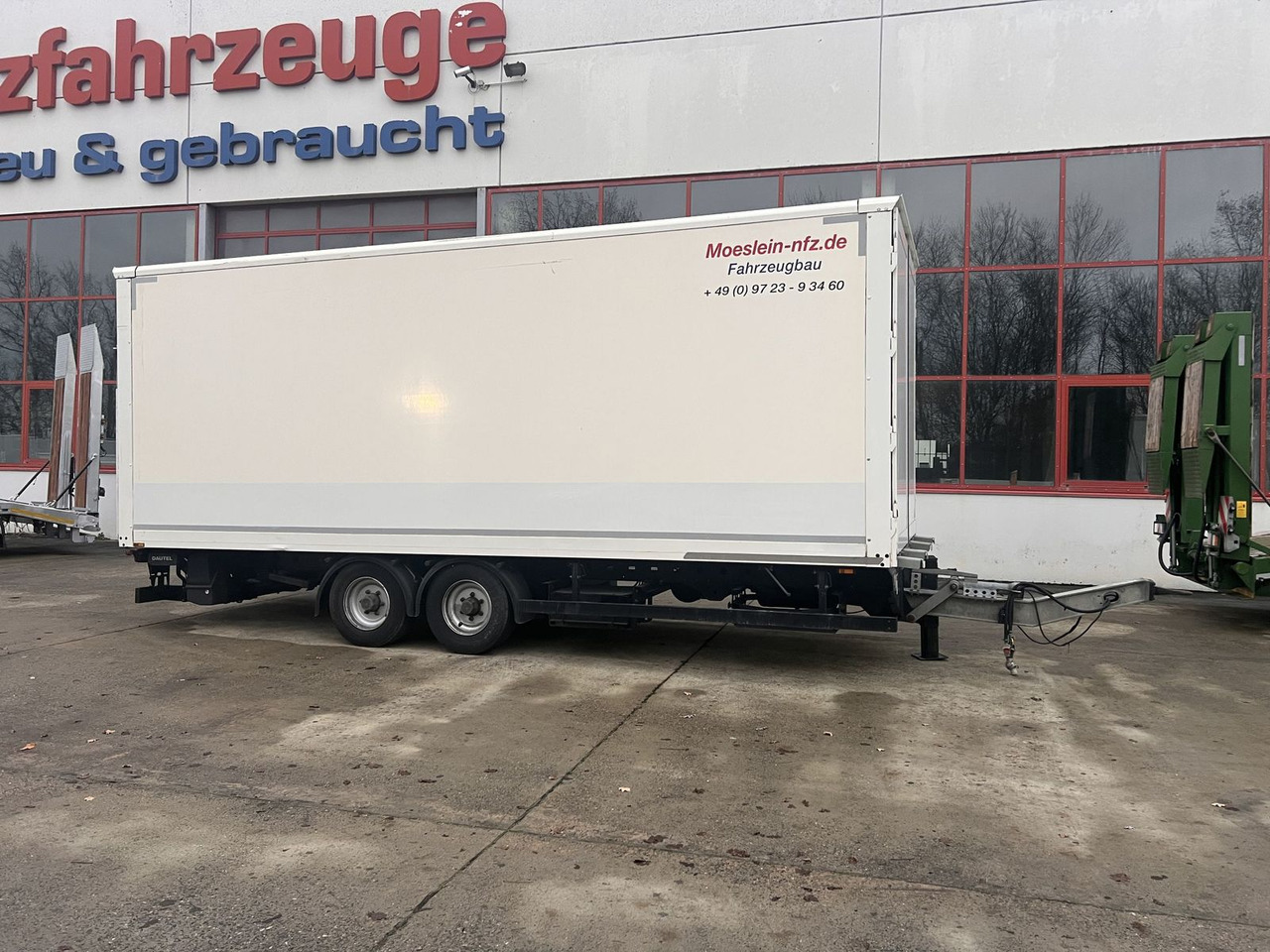 Möslein Tandem Koffer mit Ladebordwand 1,5 t + Durchlad - Закритий кузов причіп: фото 5 Möslein Tandem Koffer mit Ladebordwand 1,5 t + Durchlad - Закритий кузов причіп: фото 5