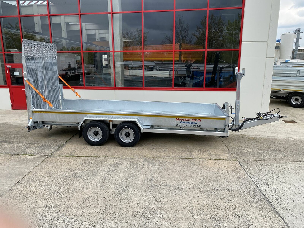 Möslein Tieflader für Fräsen breiten hydraulischen Ramp - Низькорамна платформа причіп: фото 1 Möslein Tieflader für Fräsen breiten hydraulischen Ramp - Низькорамна платформа причіп: фото 1