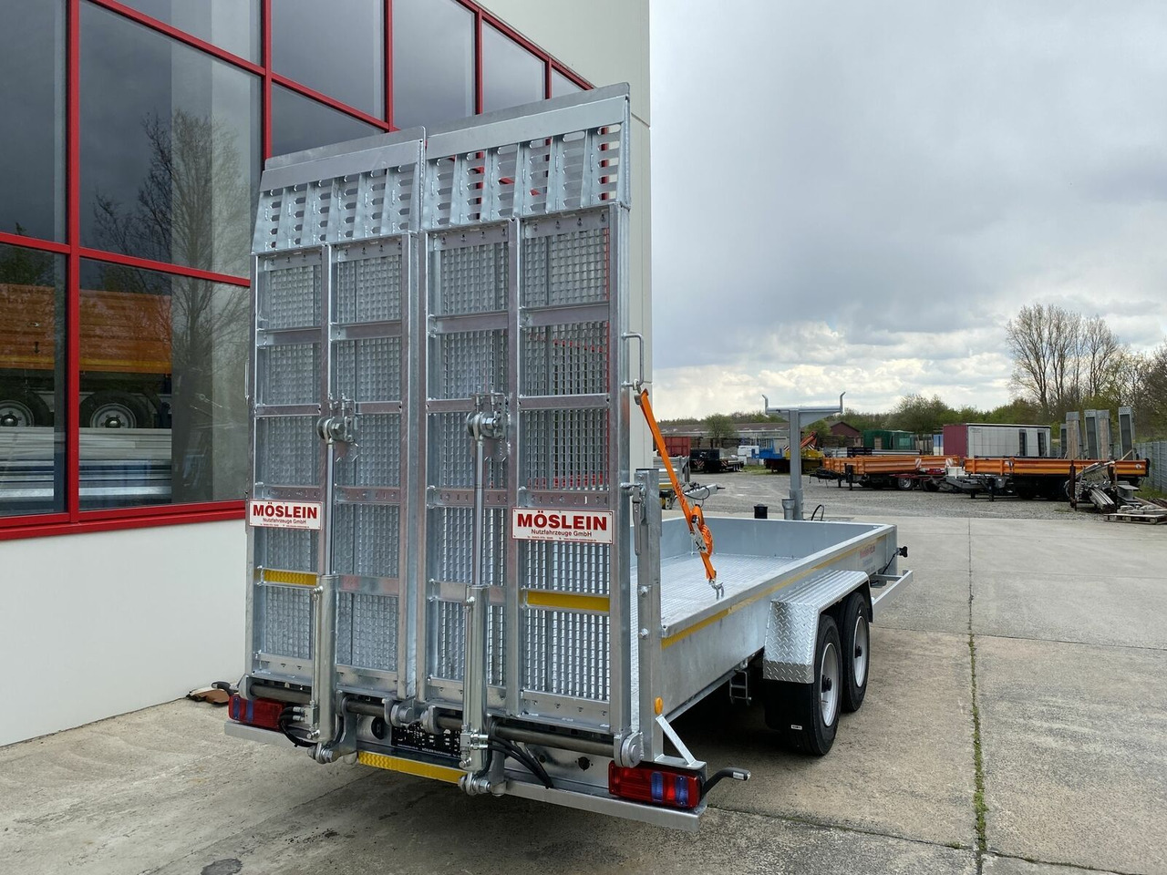 Möslein Tieflader für Fräsen breiten hydraulischen Ramp - Низькорамна платформа причіп: фото 2 Möslein Tieflader für Fräsen breiten hydraulischen Ramp - Низькорамна платформа причіп: фото 2