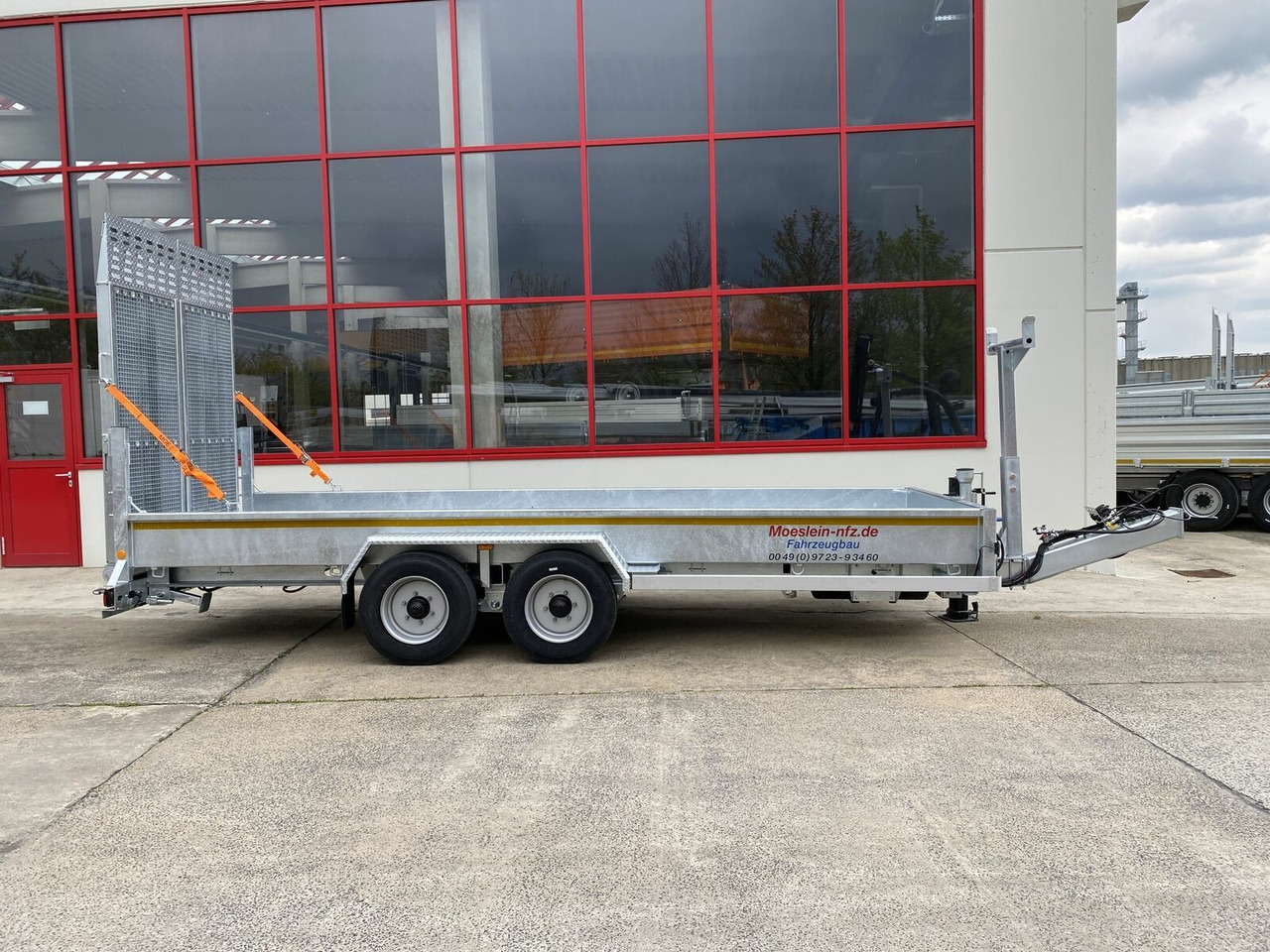 Möslein Tieflader für Fräsen breiten hydraulischen Ramp - Низькорамна платформа причіп: фото 3 Möslein Tieflader für Fräsen breiten hydraulischen Ramp - Низькорамна платформа причіп: фото 3