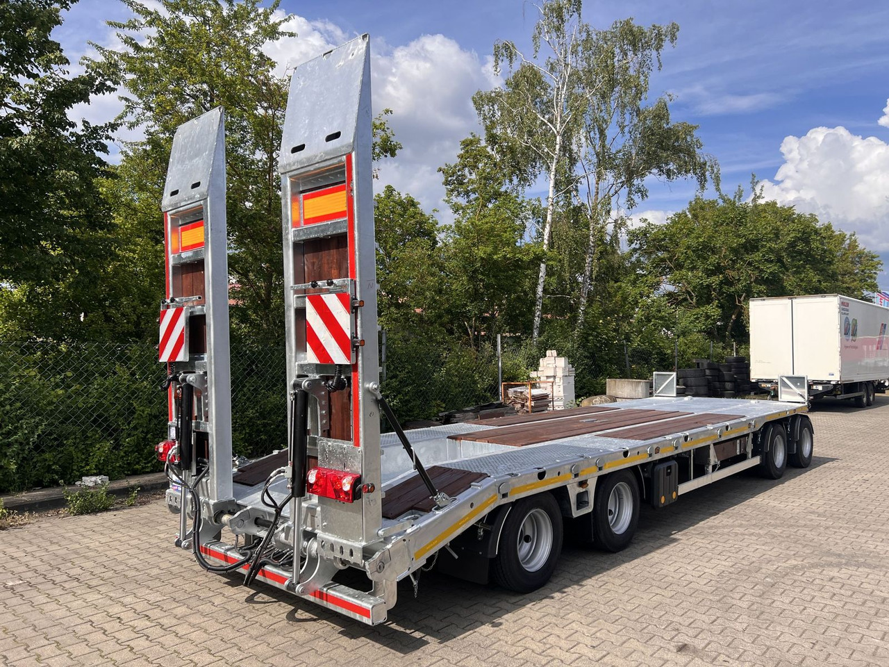 Möslein neuer 4 Achs Tieflader gerade hydraulischen Ram - Низькорамна платформа причіп: фото 3 Möslein neuer 4 Achs Tieflader gerade hydraulischen Ram - Низькорамна платформа причіп: фото 3