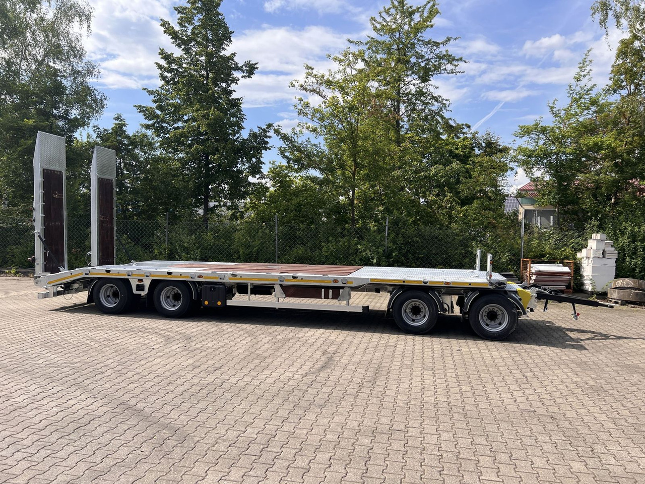 Möslein neuer 4 Achs Tieflader gerade hydraulischen Ram - Низькорамна платформа причіп: фото 1 Möslein neuer 4 Achs Tieflader gerade hydraulischen Ram - Низькорамна платформа причіп: фото 1