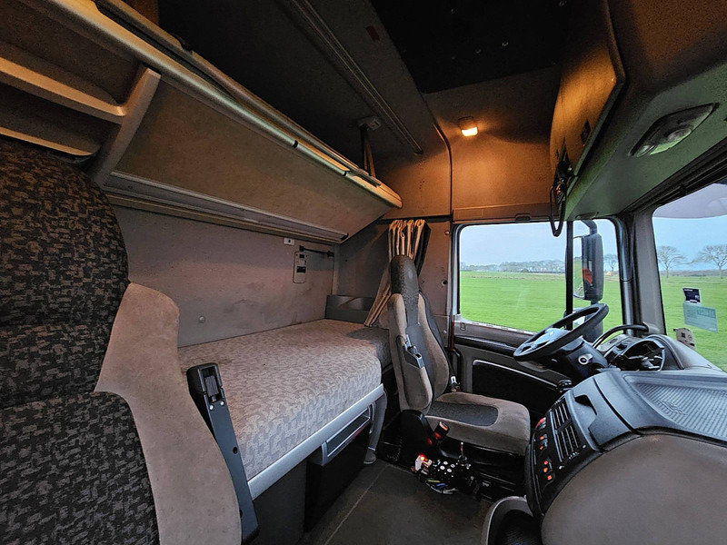 Interior photo 2: Гаковий мультиліфт вантажівка DAF XF 105.410 6X2 FAS NL-TRUCK