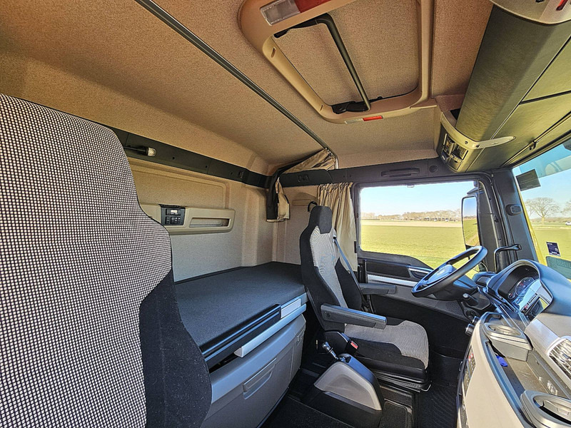 Interior photo 2: Гаковий мультиліфт вантажівка MAN 26.460 TGX 6x2-4  SIDE LOADER