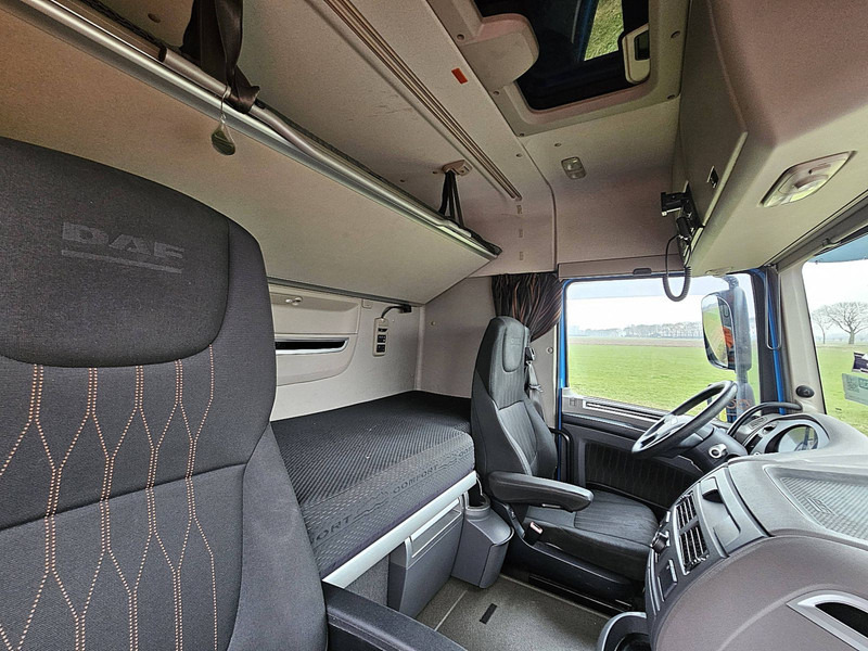 Interior photo 3: Тягач DAF XF 480 SPACECAB LED 2X TANK