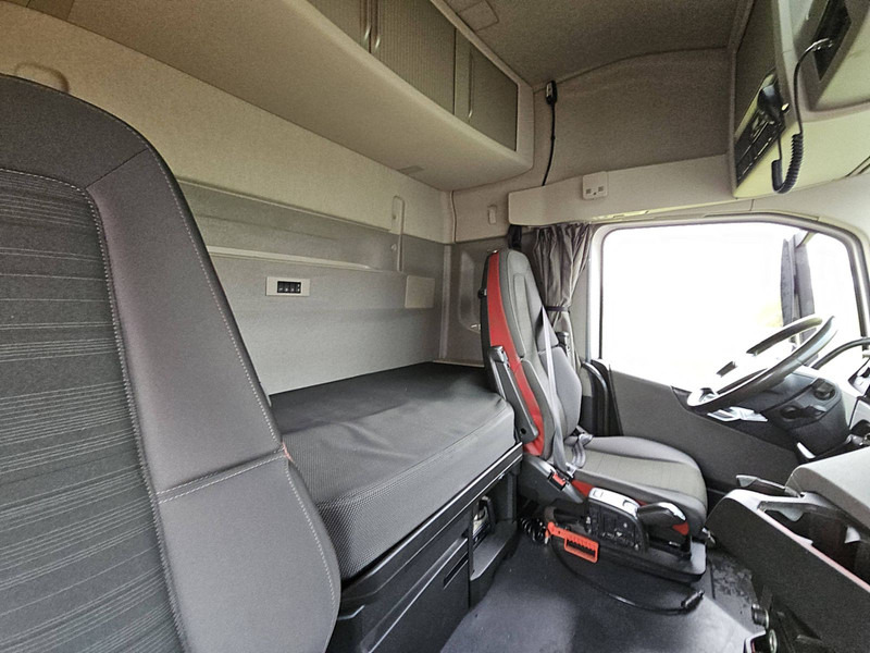Interior photo 3: Тягач Volvo FH 460 ALCOA'S I-SEE ACC Interior photo 3: Тягач Volvo FH 460 ALCOA'S I-SEE ACC