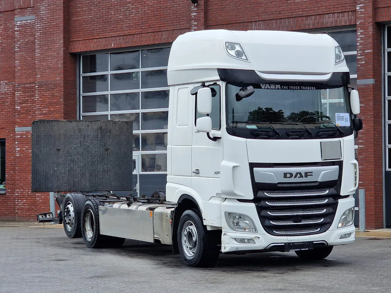 DAF XF 530 SuperSpaceCab 6x2*4 - Chassis 740 cm - Loadlift - Steering axle - Leather - - Вантажівка шасі: фото 1 DAF XF 530 SuperSpaceCab 6x2*4 - Chassis 740 cm - Loadlift - Steering axle - Leather - - Вантажівка шасі: фото 1