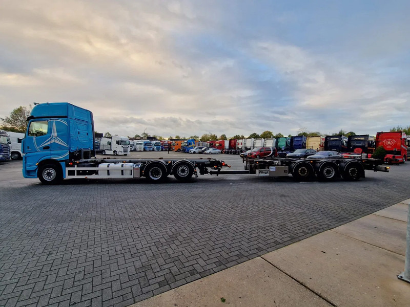 Mercedes-Benz Actros 2553 6x2 - BDF - Retarder - 4.90 WB - Full air + Fliegl trailer 2017 - Контейнеровоз/ Змінний кузов вантажівка: фото 4 Mercedes-Benz Actros 2553 6x2 - BDF - Retarder - 4.90 WB - Full air + Fliegl trailer 2017 - Контейнеровоз/ Змінний кузов вантажівка: фото 4