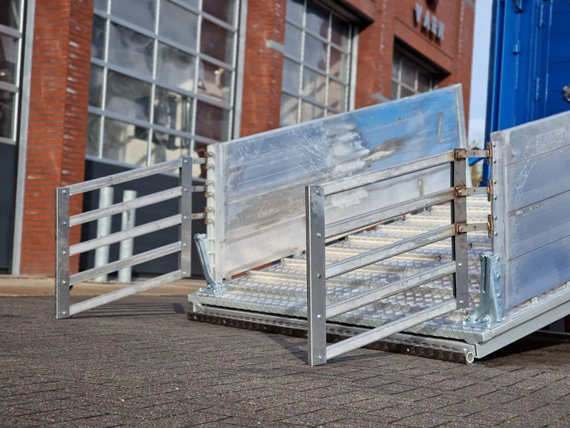 Новий Для перевезення худоби напівпричіп Pezzaioli New 3 stock livestock trailer 95.4M2 - Water & Ventilation - Lifting floors - Lifting roof - Lift axle: фото 13 Новий Для перевезення худоби напівпричіп Pezzaioli New 3 stock livestock trailer 95.4M2 - Water & Ventilation - Lifting floors - Lifting roof - Lift axle: фото 13