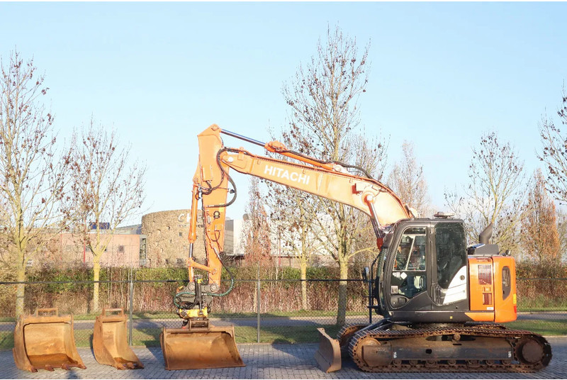 Hitachi ZX135 US-6 | ROTOTILT | DOZERBLADE | 2D GPS | 3X BUCKET - Гусеничний екскаватор: фото 1 Hitachi ZX135 US-6 | ROTOTILT | DOZERBLADE | 2D GPS | 3X BUCKET - Гусеничний екскаватор: фото 1