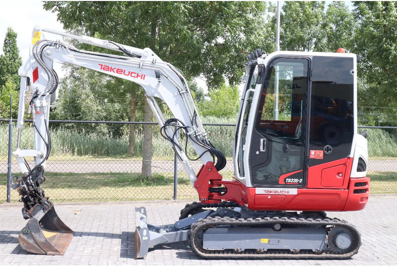 Takeuchi TB235-2 | TREE CUTTER | GRAB | TILT + 5 ATTACHMENTS - Міні-екскаватор: фото 3 Takeuchi TB235-2 | TREE CUTTER | GRAB | TILT + 5 ATTACHMENTS - Міні-екскаватор: фото 3