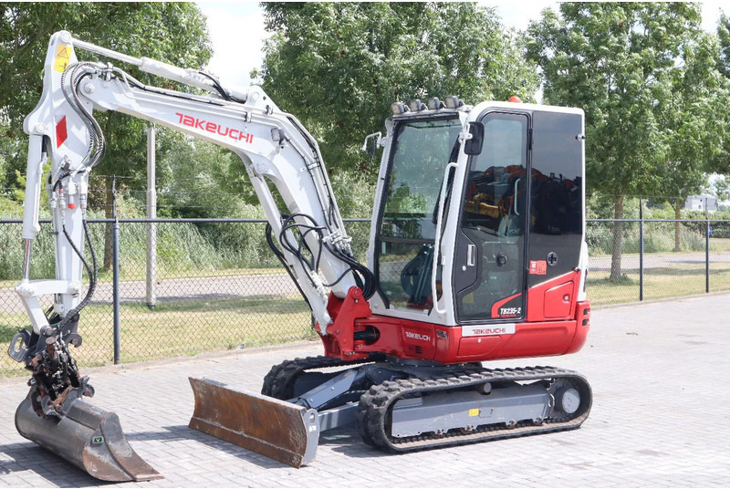 Takeuchi TB235-2 | TREE CUTTER | GRAB | TILT + 5 ATTACHMENTS - Міні-екскаватор: фото 2 Takeuchi TB235-2 | TREE CUTTER | GRAB | TILT + 5 ATTACHMENTS - Міні-екскаватор: фото 2