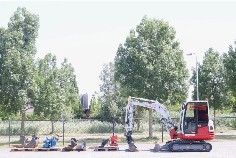 Takeuchi TB235-2 | TREE CUTTER | GRAB | TILT + 5 ATTACHMENTS - Міні-екскаватор: фото 1 Takeuchi TB235-2 | TREE CUTTER | GRAB | TILT + 5 ATTACHMENTS - Міні-екскаватор: фото 1