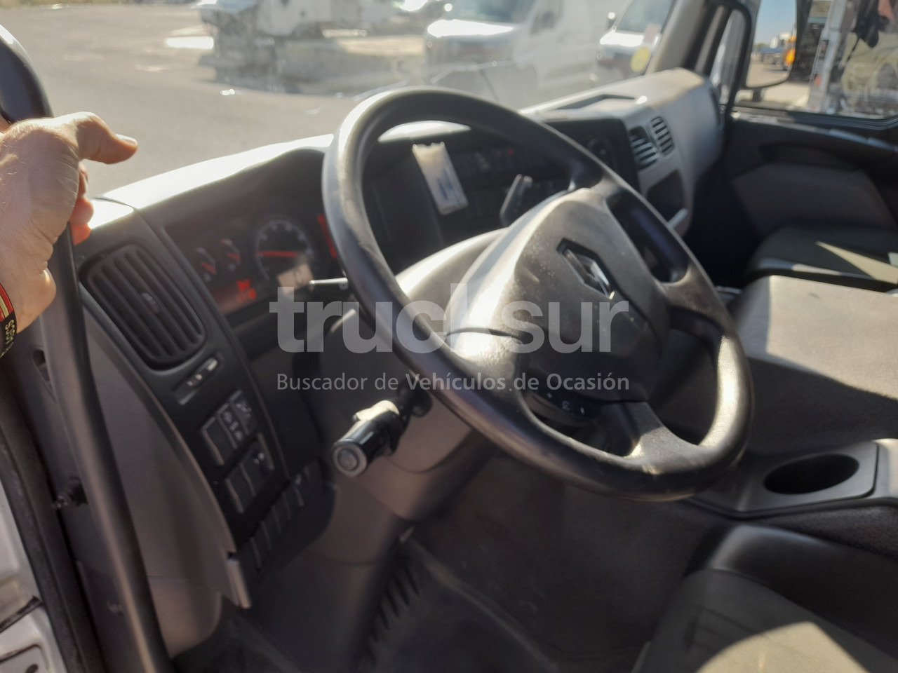 Тентована вантажівка RENAULT D320.26 ejes 6x2*4: фото 9 Тентована вантажівка RENAULT D320.26 ejes 6x2*4: фото 9