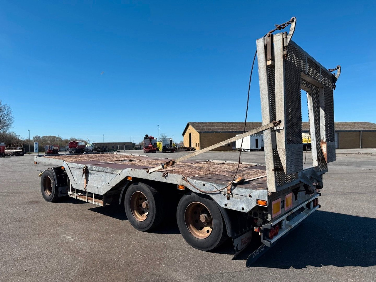 Fliegl FLT328 3 achser Maschinenanhänger mit Radkasten - Низькорамна платформа причіп: фото 5 Fliegl FLT328 3 achser Maschinenanhänger mit Radkasten - Низькорамна платформа причіп: фото 5