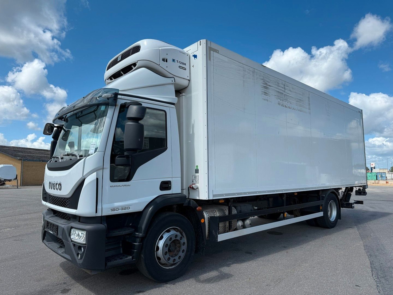 Iveco 180E32 4x2 Schmitz / Thermo King T-1200R Spectru Iveco 180E32 4x2 Schmitz / Thermo King T-1200R Spectru - Рефрижератор вантажівка: фото 1 Iveco 180E32 4x2 Schmitz / Thermo King T-1200R Spectru Iveco 180E32 4x2 Schmitz / Thermo King T-1200R Spectru - Рефрижератор вантажівка: фото 1