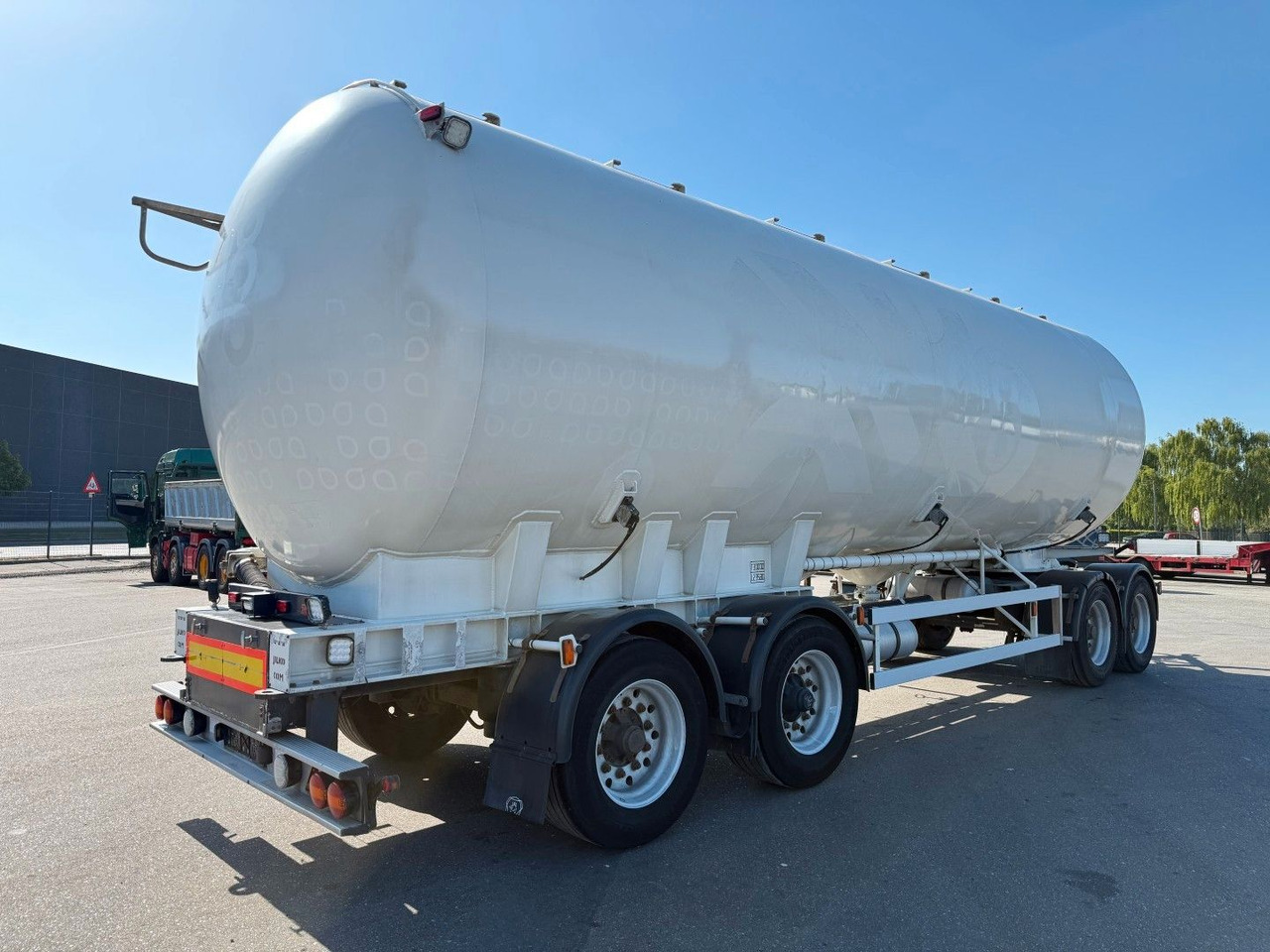 P4T30 4 axle 42 m3 Alu Silo tank - Причіп цистерна: фото 3 P4T30 4 axle 42 m3 Alu Silo tank - Причіп цистерна: фото 3