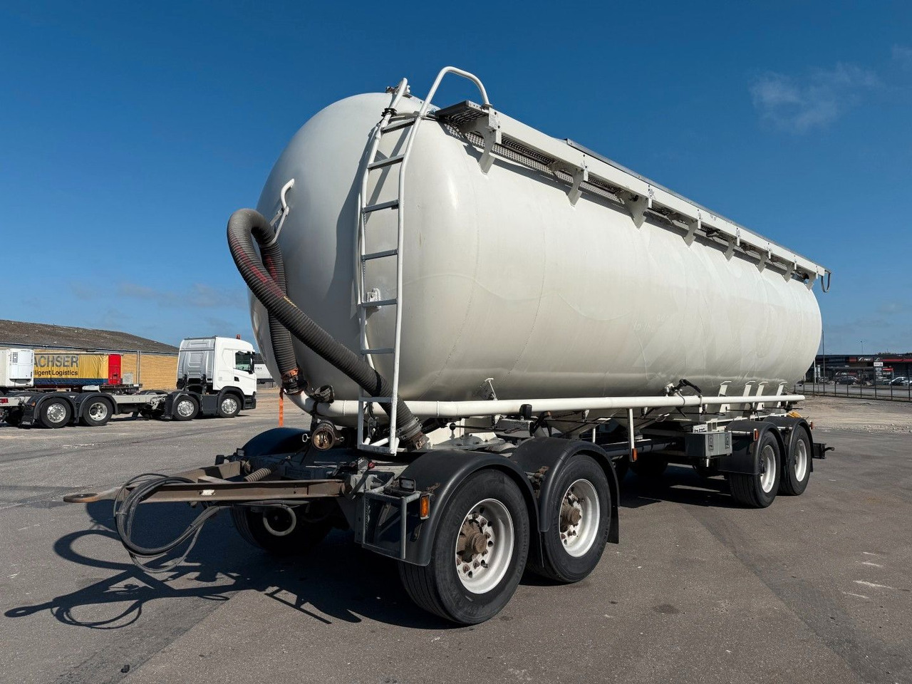 P4T30 4 axle 42 m3 Alu Silo tank - Причіп цистерна: фото 1 P4T30 4 axle 42 m3 Alu Silo tank - Причіп цистерна: фото 1