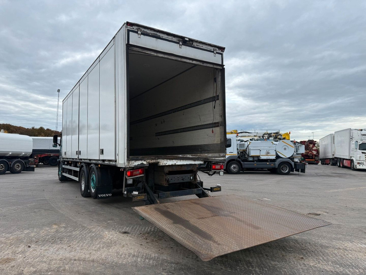 Volvo FM330 6x2*4 Carrier Supra 1050 Nordic - Рефрижератор вантажівка: фото 5 Volvo FM330 6x2*4 Carrier Supra 1050 Nordic - Рефрижератор вантажівка: фото 5