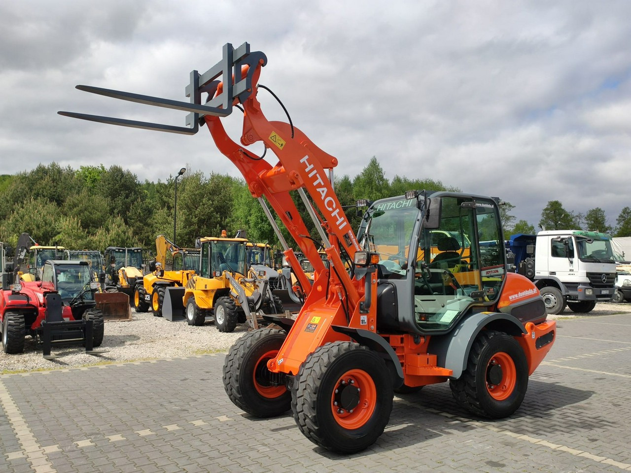 Hitachi ZW75 Wheel Loader Szybko-Złącze Widły Stan Bardzo Dobry - Колісний навантажувач: фото 1 Hitachi ZW75 Wheel Loader Szybko-Złącze Widły Stan Bardzo Dobry - Колісний навантажувач: фото 1