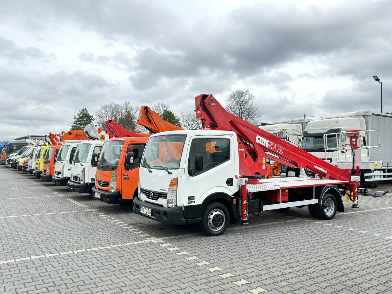 Nissan Cabstar - Автовишка: фото 1 Nissan Cabstar - Автовишка: фото 1